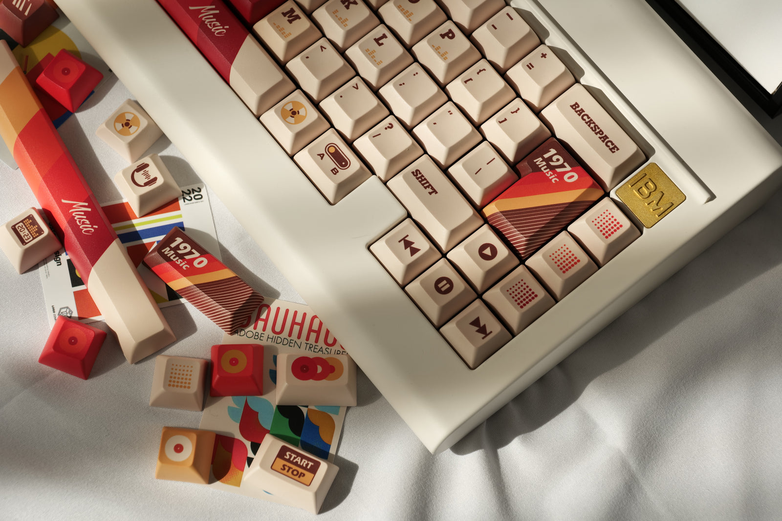 [In Stock] Vintage 1970 Music Theme KCA/Cherry PBT Keycaps Set