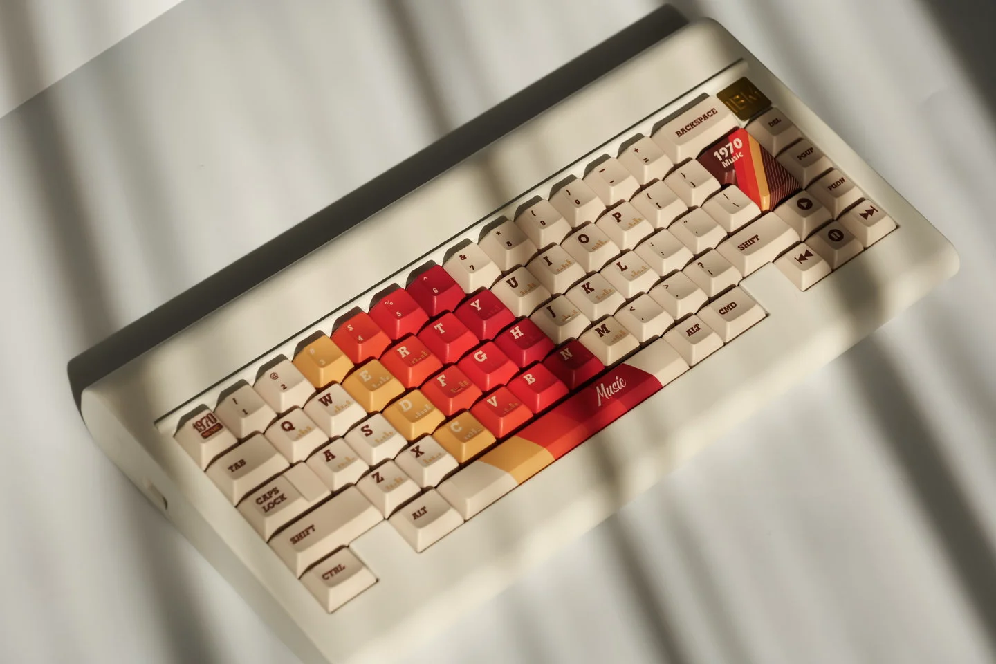 [In Stock] Vintage 1970 Music Theme KCA/Cherry PBT Keycaps Set